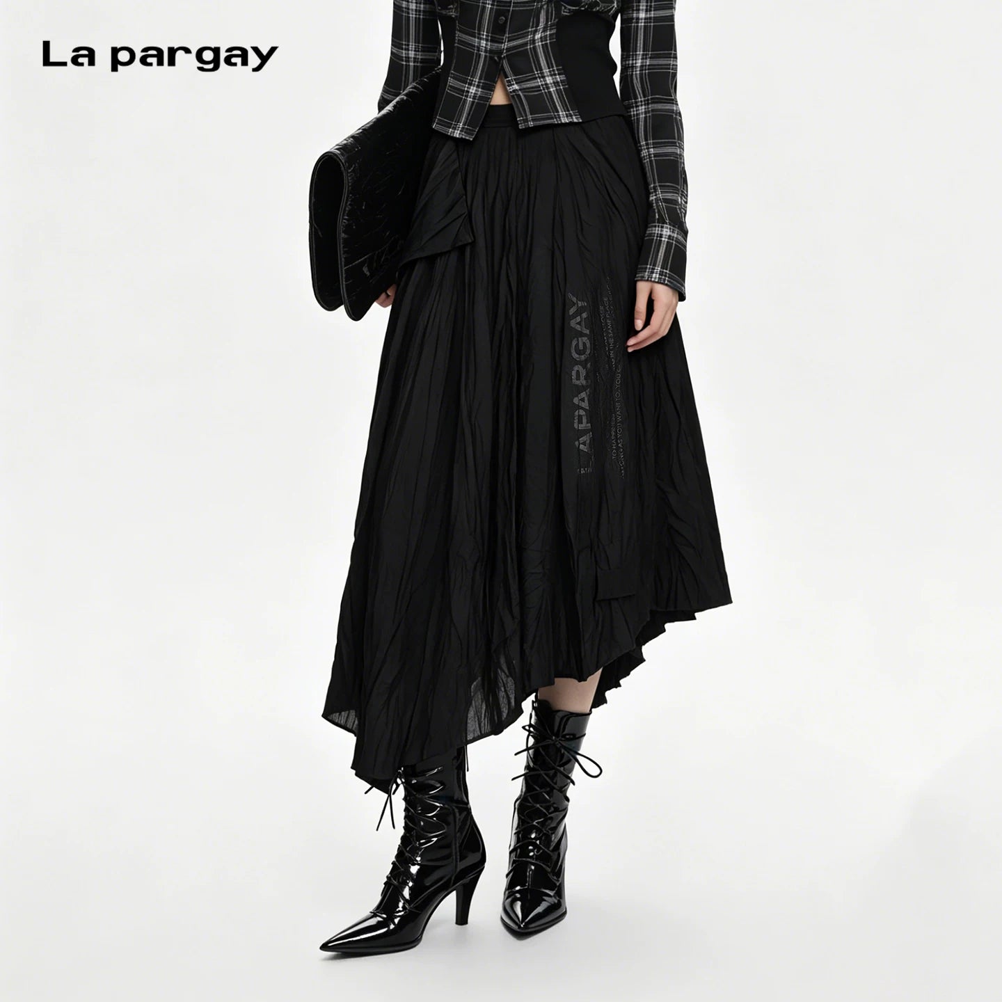 Lapargay Crinkled Texture Midi Skirt Asymmetrical Hem Vertical Letter Print L63109105S