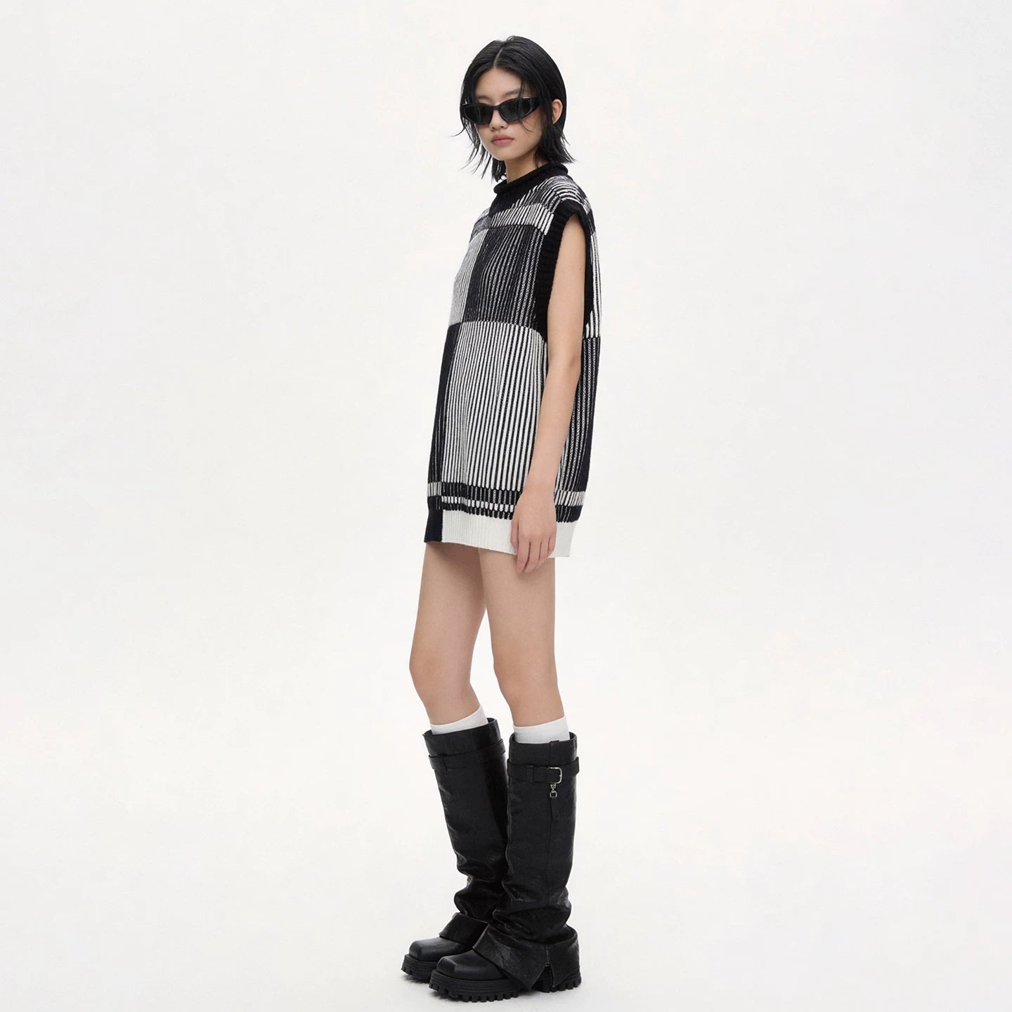 Lapargay Contrast vertical stripe knit vest Mock neck sleeveless Versatile layering piece L66308275C