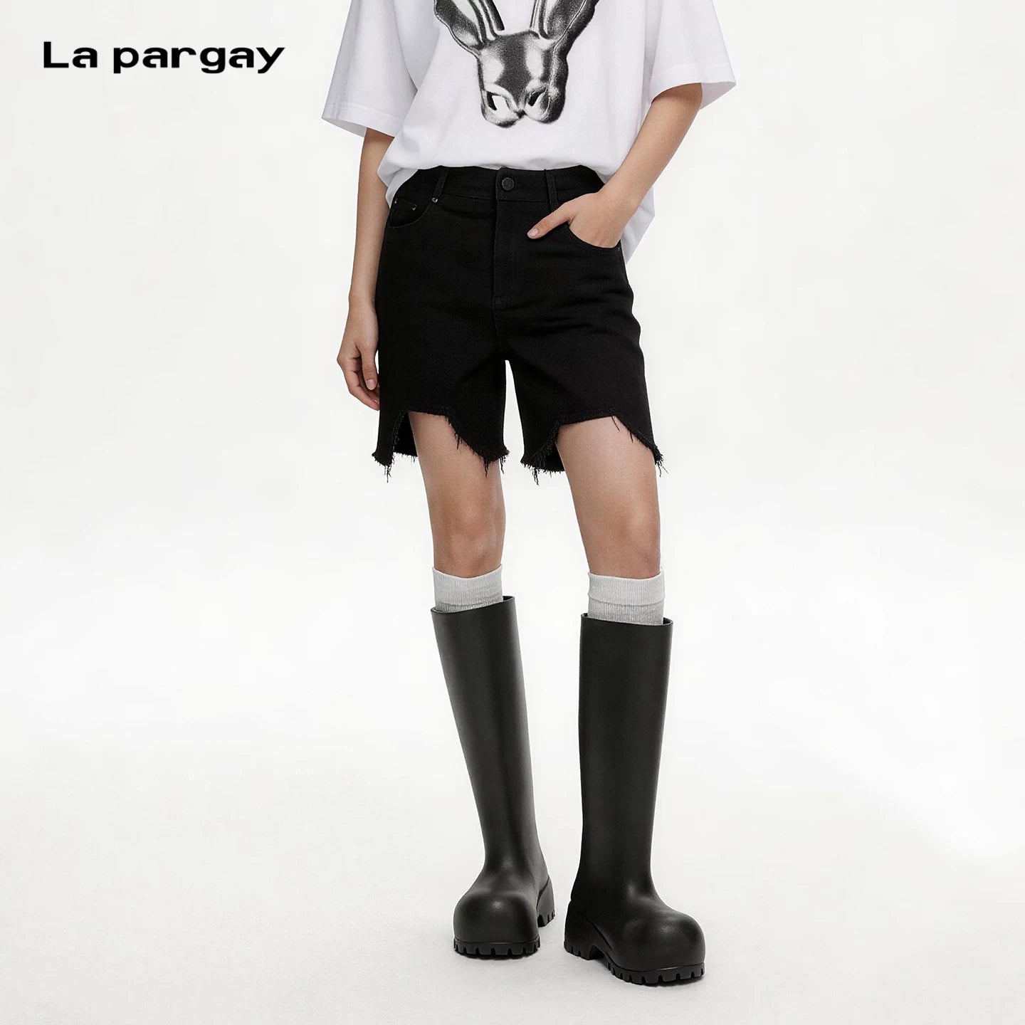 Lapargay High-waist casual mid-length shorts optimized body proportions irregular raw hem design L66102301C