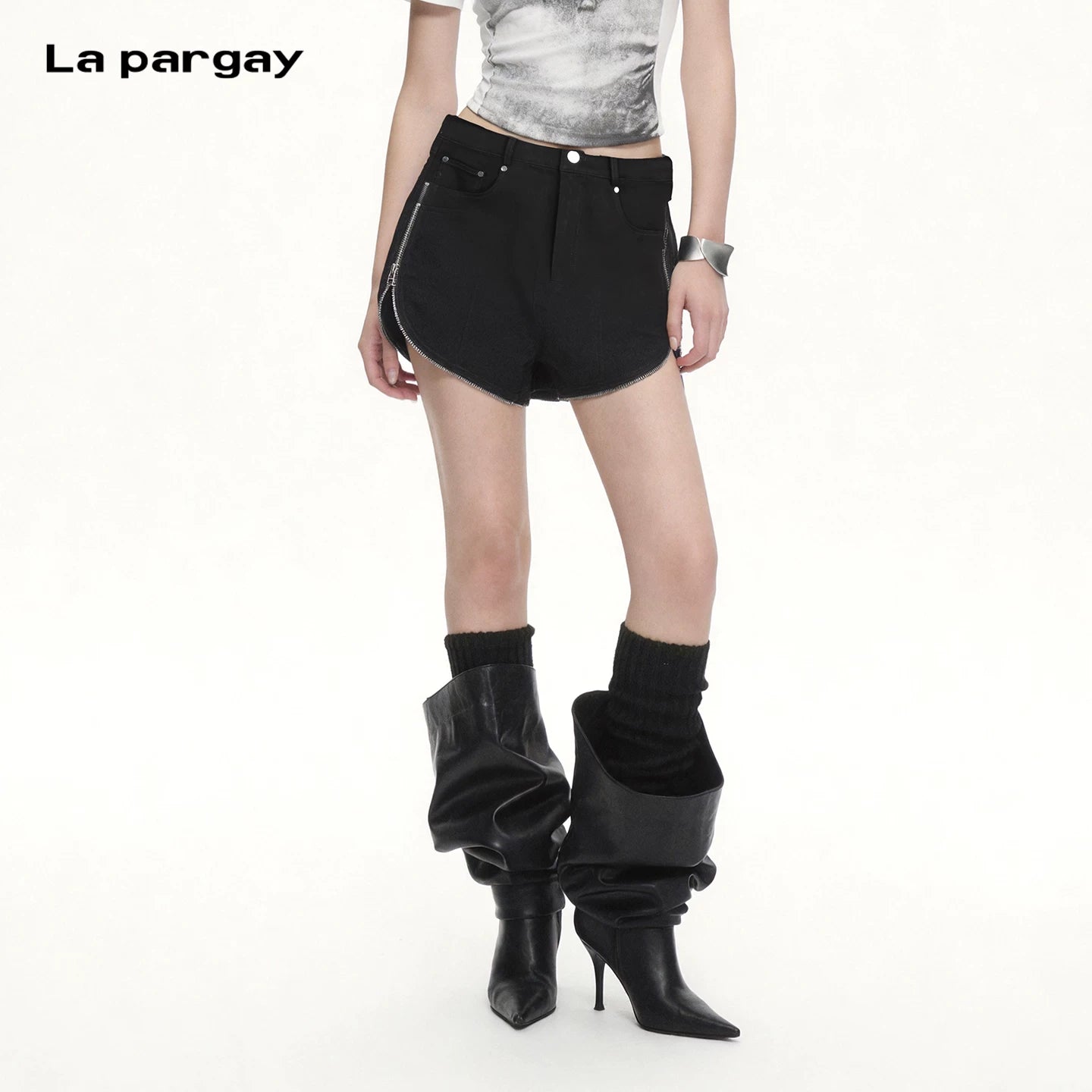 Lapargay high waist casual shorts, side zipper design, curved hem flatters legs L69202205V