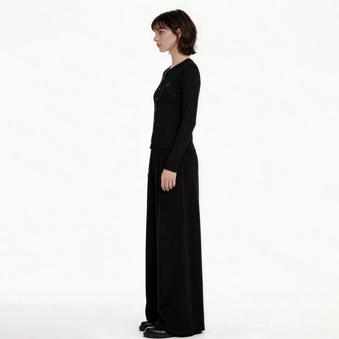 Lapargay Crew Neck Ribbed Knit Cardigan with Single-Breasted Button Design and Delicate Embroidery Accents L75408303C