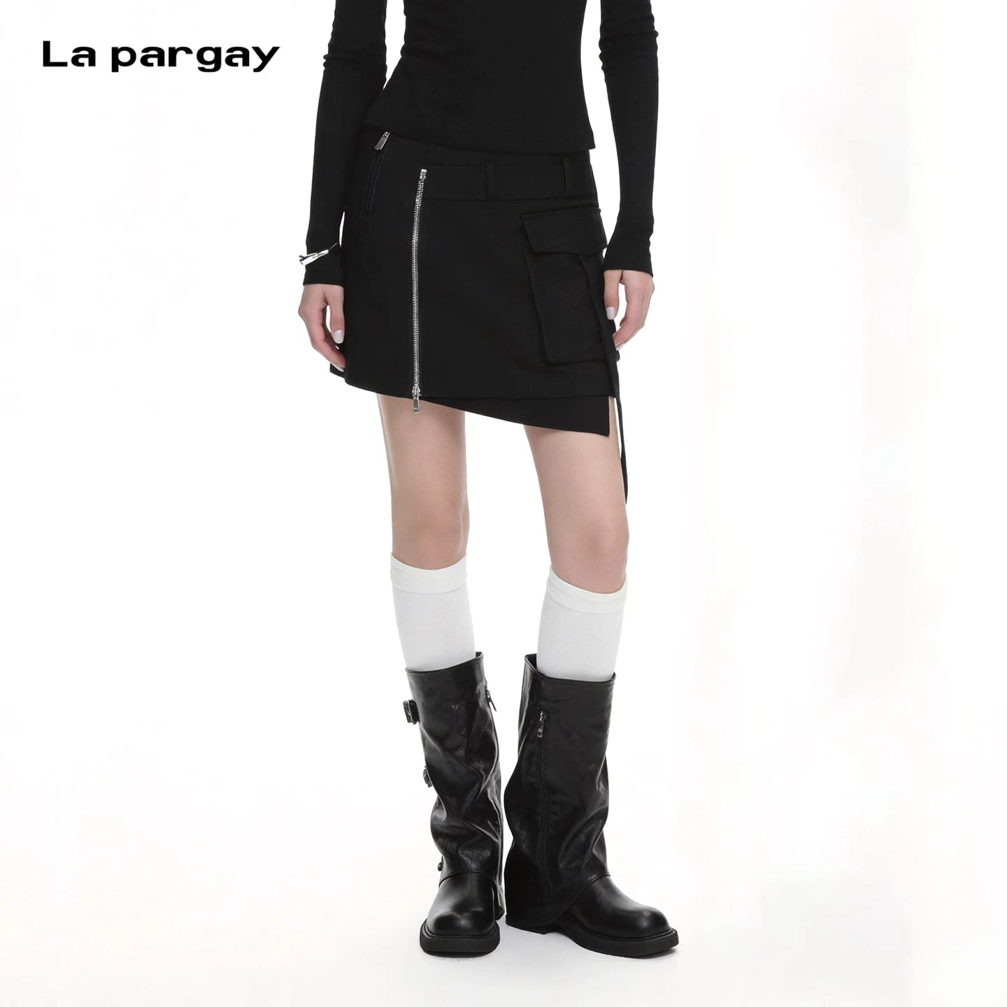 Lapargay Cargo style short skirt Three-dimensional patch pockets create layered look L69109202V