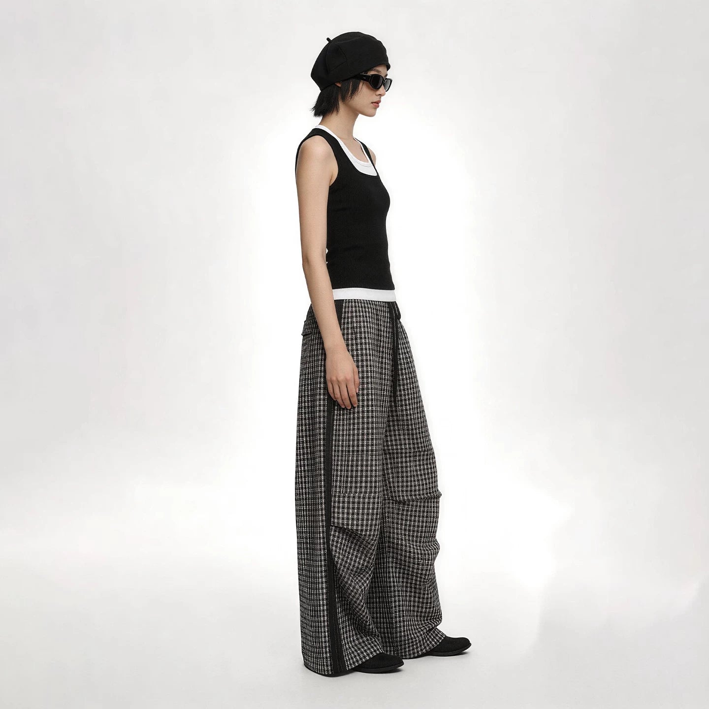 Lapargay black and white color-block faux two-piece camisole, square neck with waist-cinching, creating a neat slim waist L75208101C