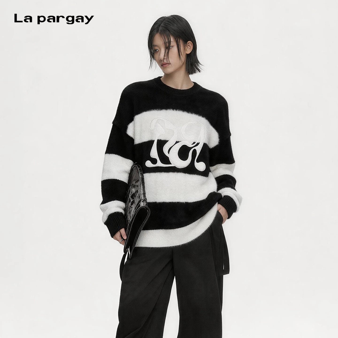Lapargay loose drop shoulder contrast color knitted sweater vintage large logo embroidery pullover L75108204S