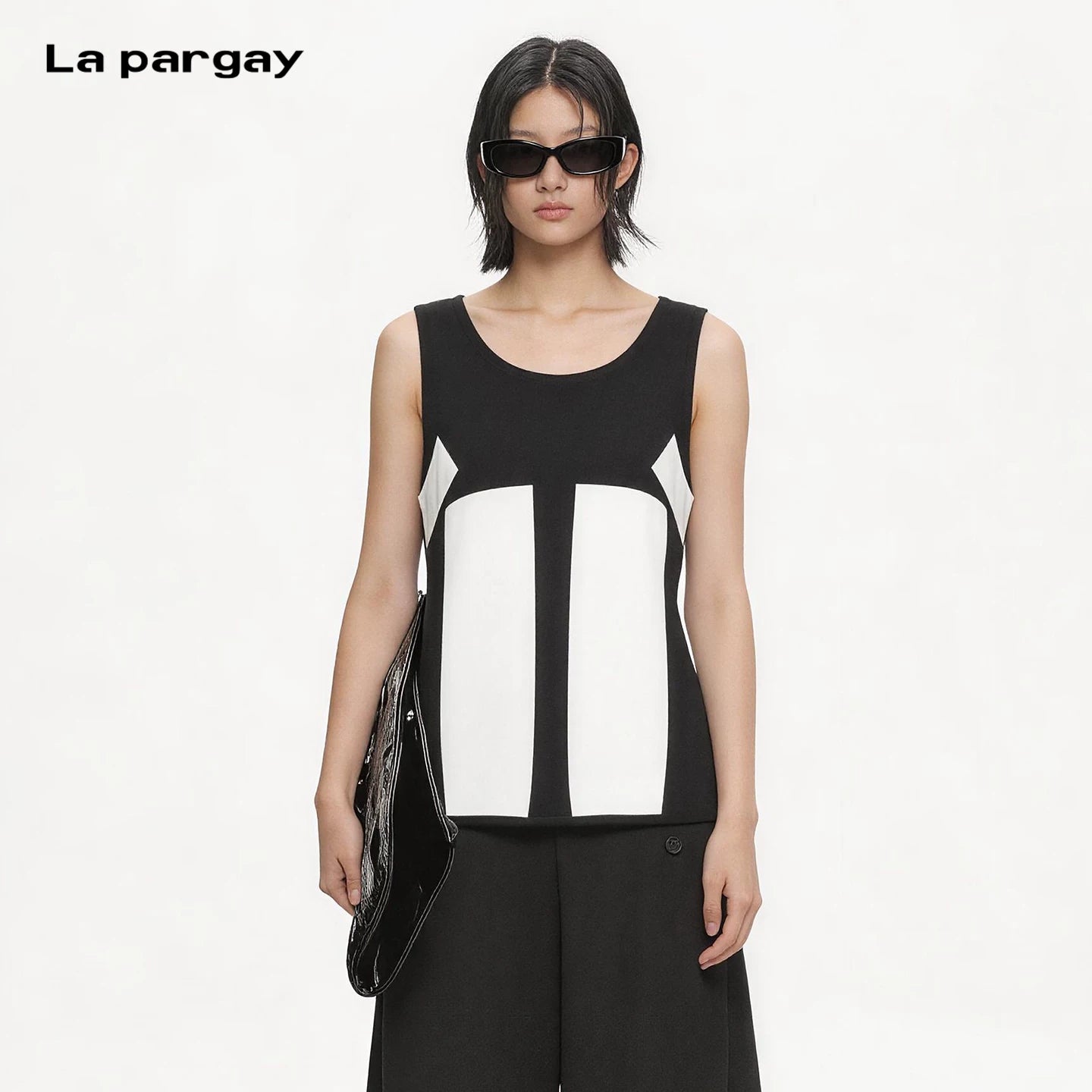 Lapargay Black and White Contrast Sleeveless Vest Geometric Cut Curved Back Hem Slimming Top L63101913C
