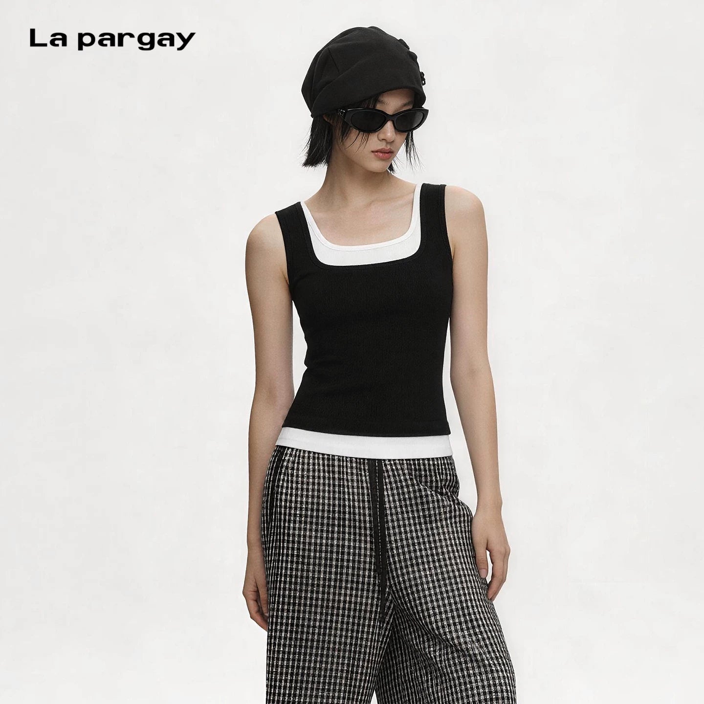 Lapargay black and white color-block faux two-piece camisole, square neck with waist-cinching, creating a neat slim waist L75208101C