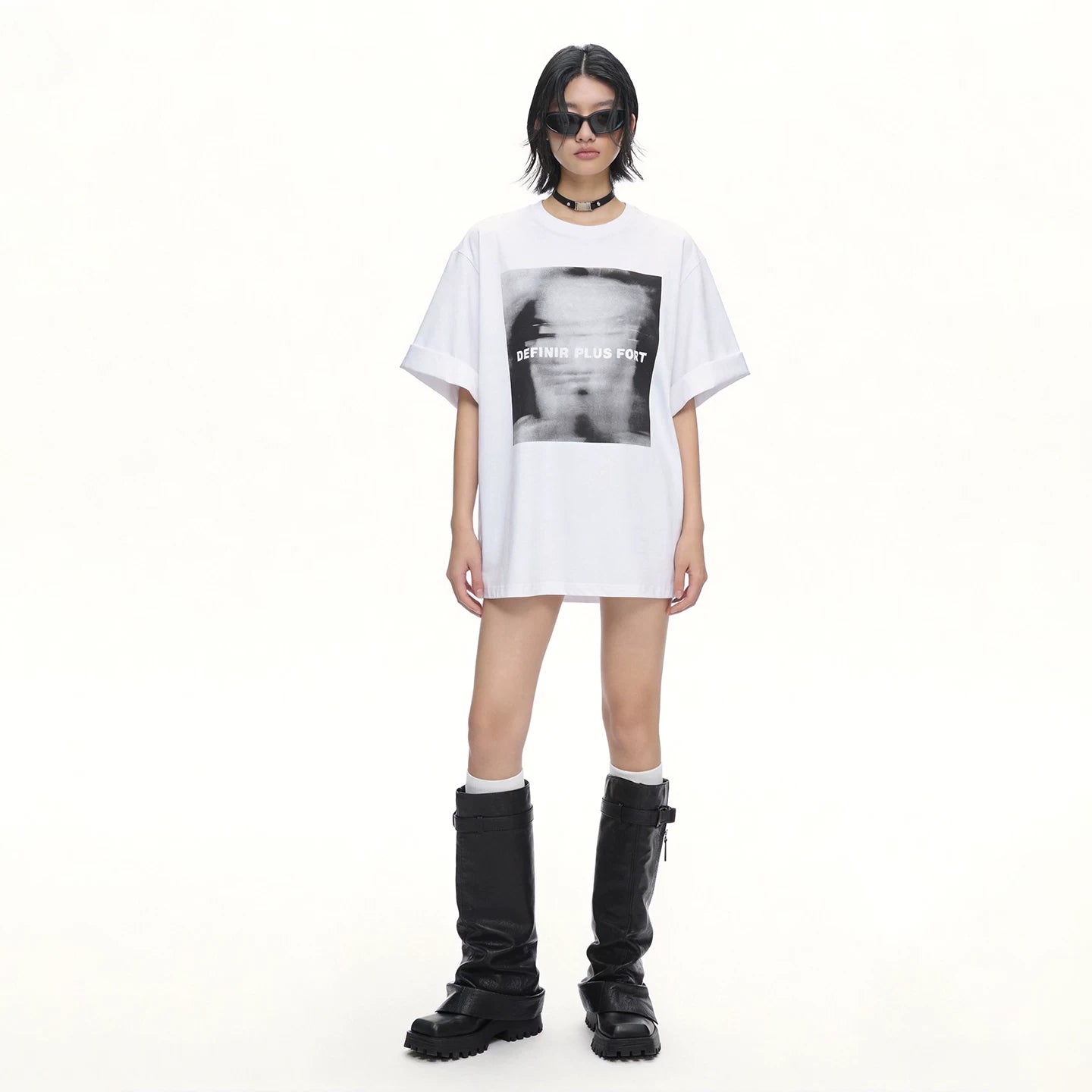 Lapargay loose drop-shoulder short-sleeve T-shirt with black and white portrait print, casual and relaxed L69200205V