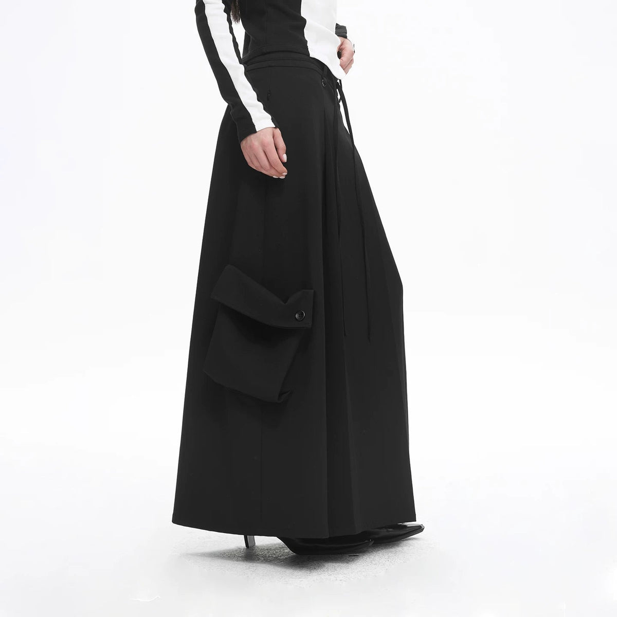 Lapargay black techwear long skirt, pleated wide hem, double large utility pockets on sides L78109111V - Lapargay